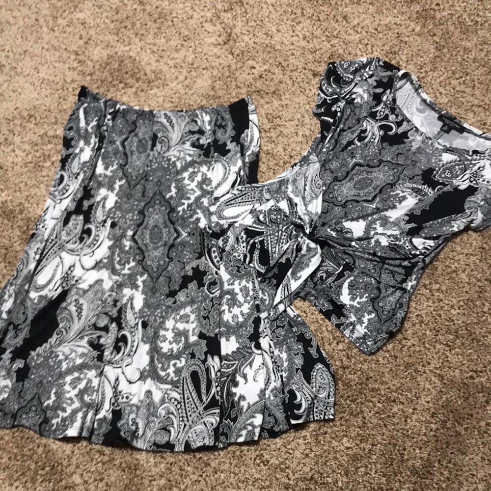 2 piece black and white paisley skirt. Size 16